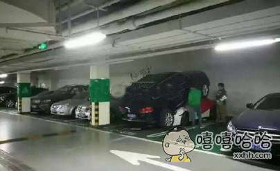 土豪处理抢车位的方法,简单,粗暴,我喜欢