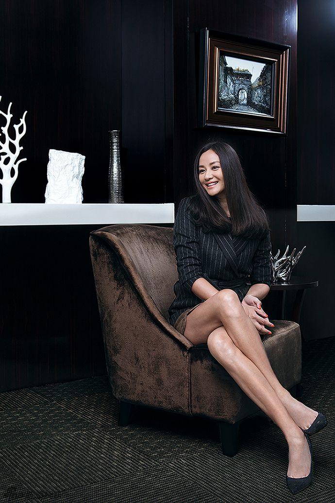 1996年,出演张艺谋的首部古代城市题材影片《有话好好说》女一号安红