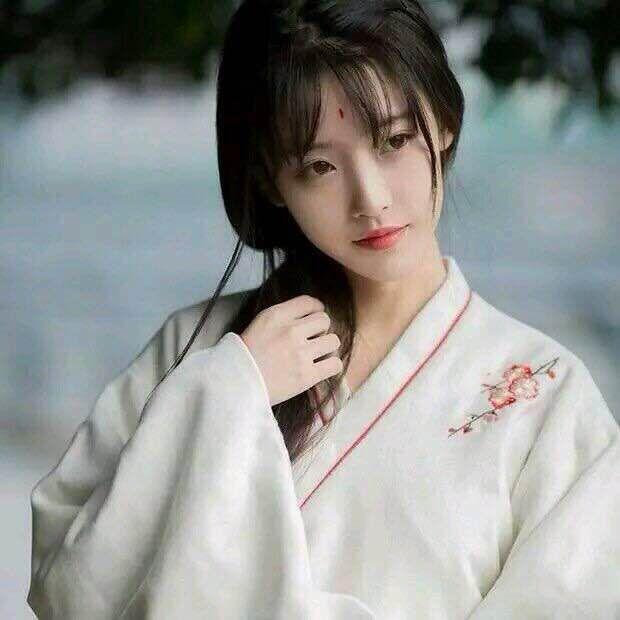 一袭青衣,染就一树芳华,两袖月光,诉说绝世风雅.